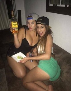Novinhas Tequileiras Tomando Tequila na Buceta