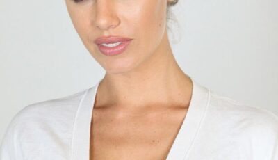 Safada de Olhos Claros Enfiando o Vibrador na Buceta