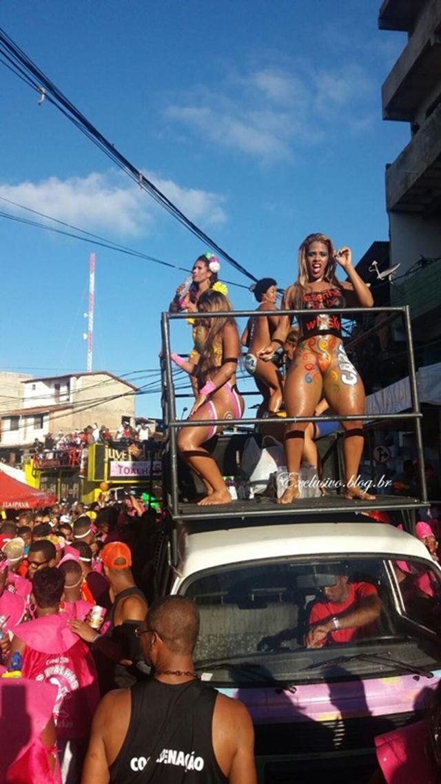 Gostosas peladas no bloco de carnaval da Bahia