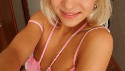 Bela Loirinha de Olhos Claros Abrindo Sua Bucetinha