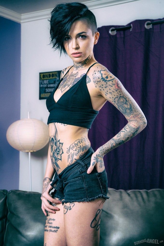 novinha-rockeira-tatuada-mostrando-buceta-carnuda-1
