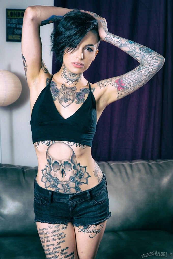 novinha-rockeira-tatuada-mostrando-buceta-carnuda-3