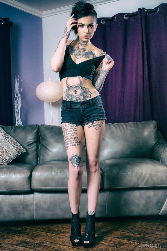 novinha-rockeira-tatuada-mostrando-buceta-carnuda-4