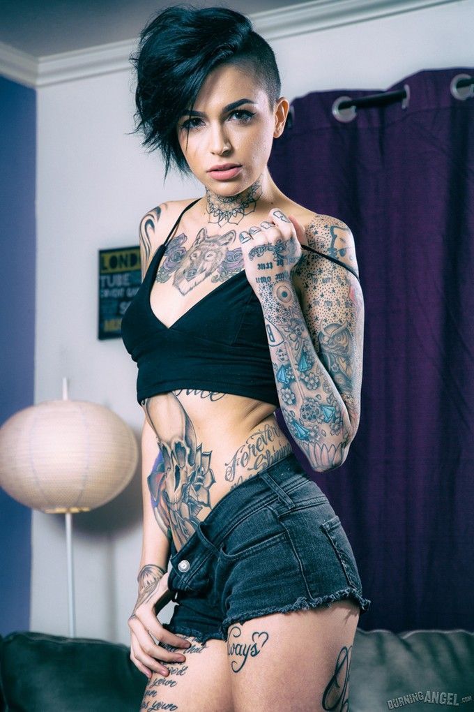 novinha-rockeira-tatuada-mostrando-buceta-carnuda-5
