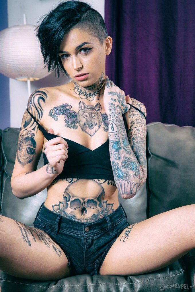 novinha-rockeira-tatuada-mostrando-buceta-carnuda-7