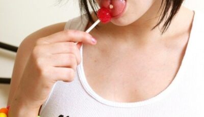 Colegial de Sainha Mostrando seus Peitos Deliciosos Nua