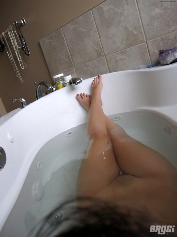 Moreninha linda tomando banho