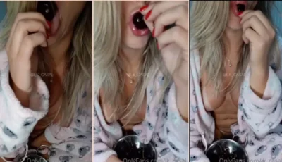 Exibidinha safada em vídeo chupando uva