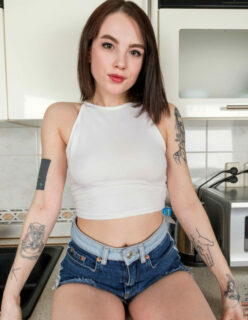 Novinha Tatuada Pelada na Cozinha
