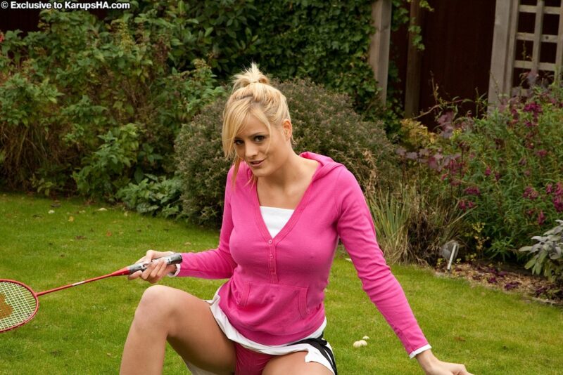 Jogadora de tênis mostrando como é putinha