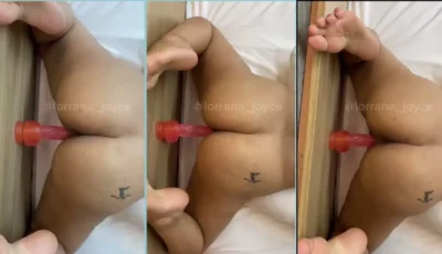 Consolo gostoso na buceta da amadora Lorrana Joyce