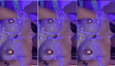 Abbyperlera com os peitos gigantes a mostra