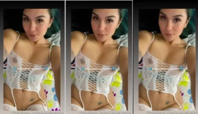 Com cara de safada, a yayakztroo mostra o corpo