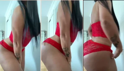 Angela Grajales morena rabuda de lingerie vermelha se tocando