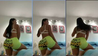 Angela Grajales rabuda se mostrando na cama dançando