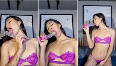 Natalia Vargas metendo vibrador na boca e na buceta