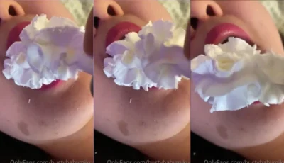 Aroomikim toda sexy comendo chantili