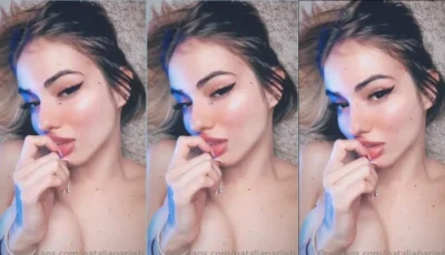 Gostosinha Natália Pariish deitada com cara de safada