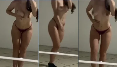 Leleofc só de calcinha na frente do espelho