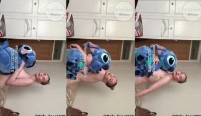 Bethanylilya peladinha brincando com o urso de pelúcia