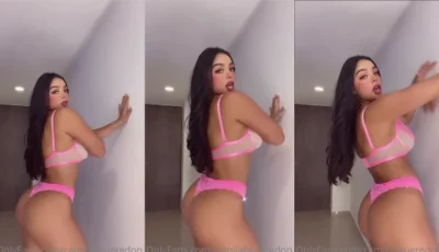 Camila Figueredo usando uma lingerie rosa sexy demais