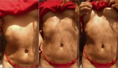 Noa Honey peituda fitness exibindo corpão