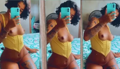 Raiany Keise negra peituda com celular