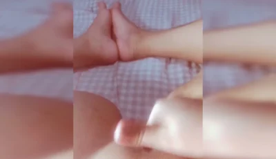 Thais Rolezinho brincando com a buceta