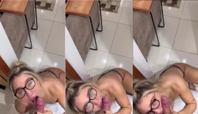Brasiloirinha ajoelhada pagando boquete