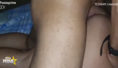 Gostosinha em video porno recebendo gozada na buceta