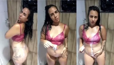 Jojozinha tomando banho, lavando bem a ppk