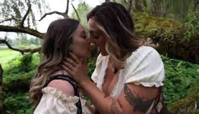 Tati Evans chupa amiga gostosa tatuada