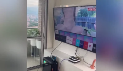 Nesse video tem a Tatiana Quintero entra em casa e começa se masturbar