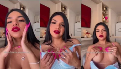 Perfeitinha India Bronzeada exibindo os peitos
