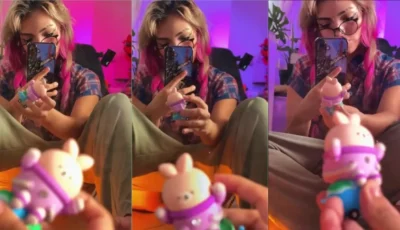 Putinha linda provocando na frente do espelho