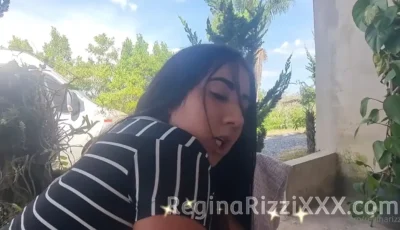 Regina Rizzi transando ao ar livre