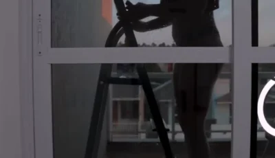 Clipe da dociinho limpando a calça de calcinha