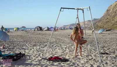 Emma safada pelada na praia com amiga