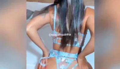 Episódio onde a galeguinha tira o sutiã e a calcinha