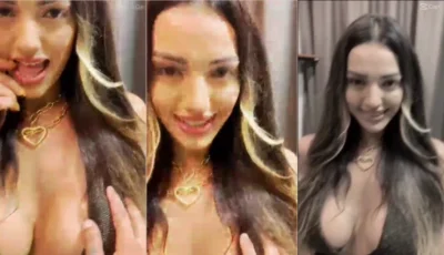 Galeguinha sorrindo enquanto se exibe