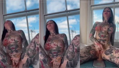 Jennifer Deku cavalgando com vibrador na buceta