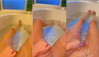 Letsgab deitada na banheira se tocando
