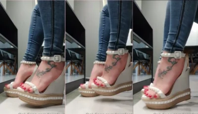Loira Feet mostrando seu pezinho maravilhoso