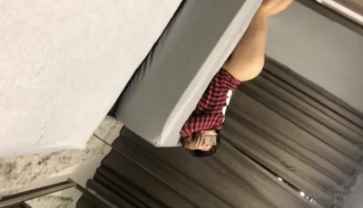 Luiza Marcato deitada mostrando tudo