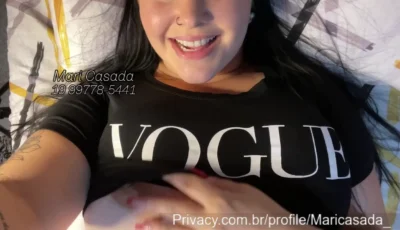 Mari Casada erguendo a blusa para exibir as tetas