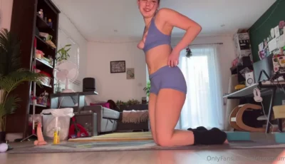 Registro íntimo com a Bendy Piri se masturbando durante o yoga