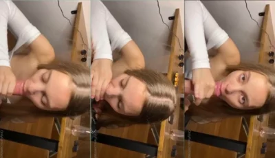 Toda entregue ao tesão, a Sola Zola chupa o pauzão gostoso