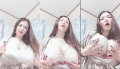 Vídeo da Anri Okita brincando com as tetas